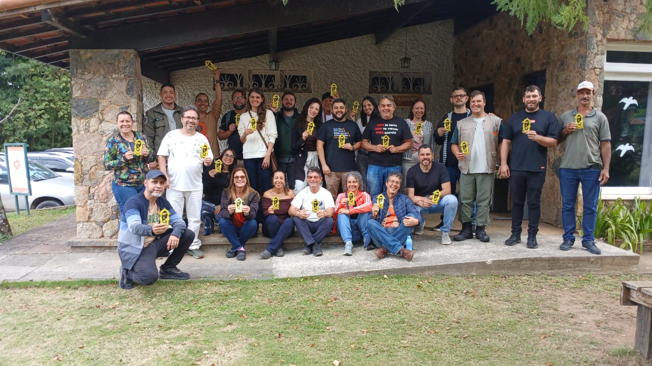 Participantes da Governança da Travessia Mico-Leão-Dourado mostram logomarca do projeto. Acervo AMLD