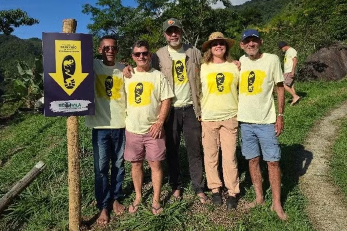 Todo percurso da Travessia Mico-Leão-Dourado recebe sinalização rústica com pegada amarela e preta — Foto: Arquivo AMDL