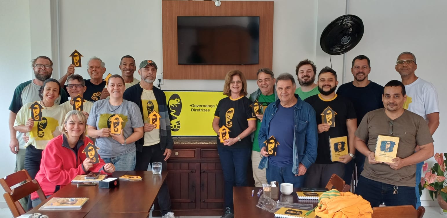 Participantes da Governança da Travessia Mico-Leão-Dourado mostram logomarca do projeto. Acervo AMLD