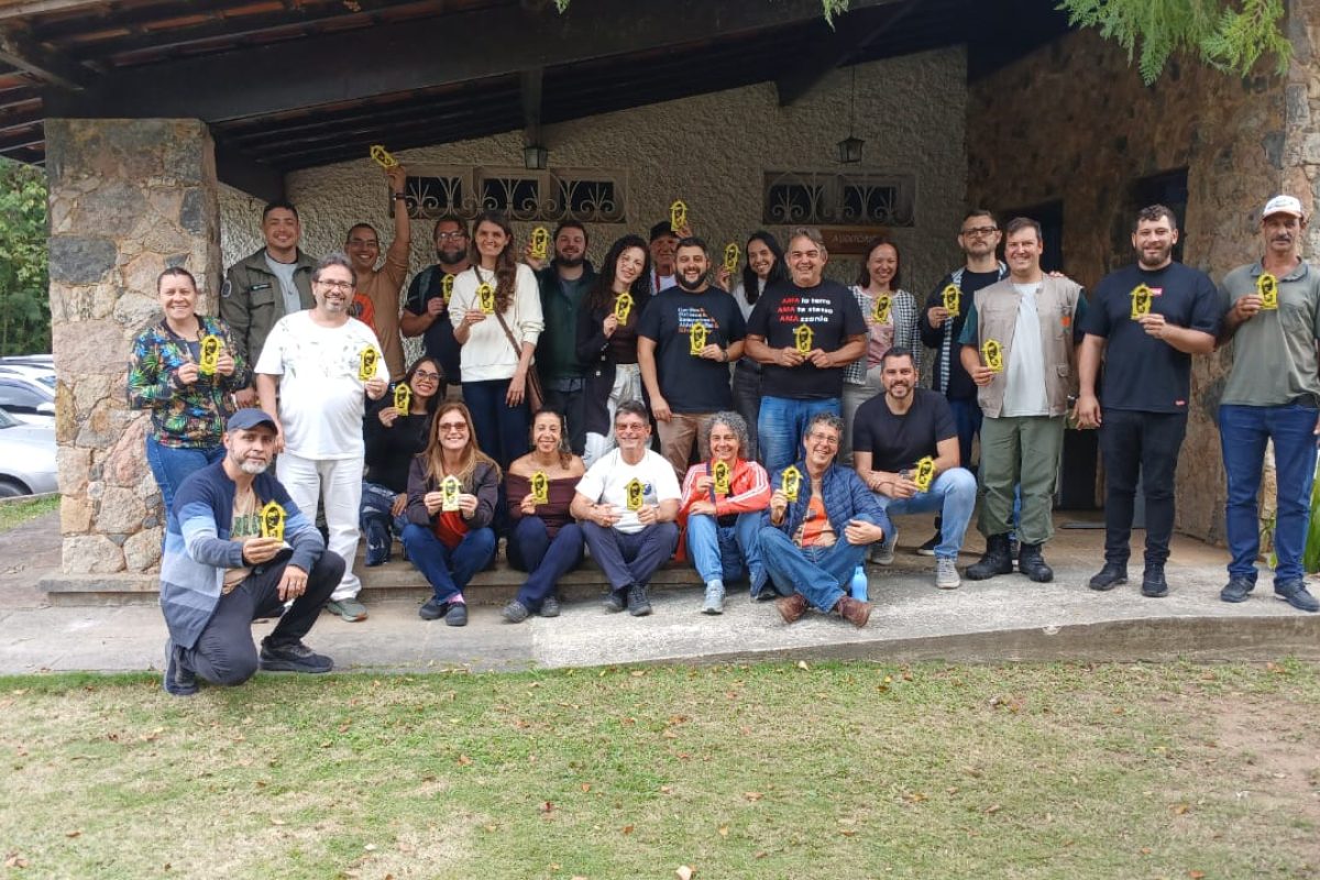 Participantes da Governança da Travessia Mico-Leão-Dourado mostram logomarca do projeto. Acervo AMLD